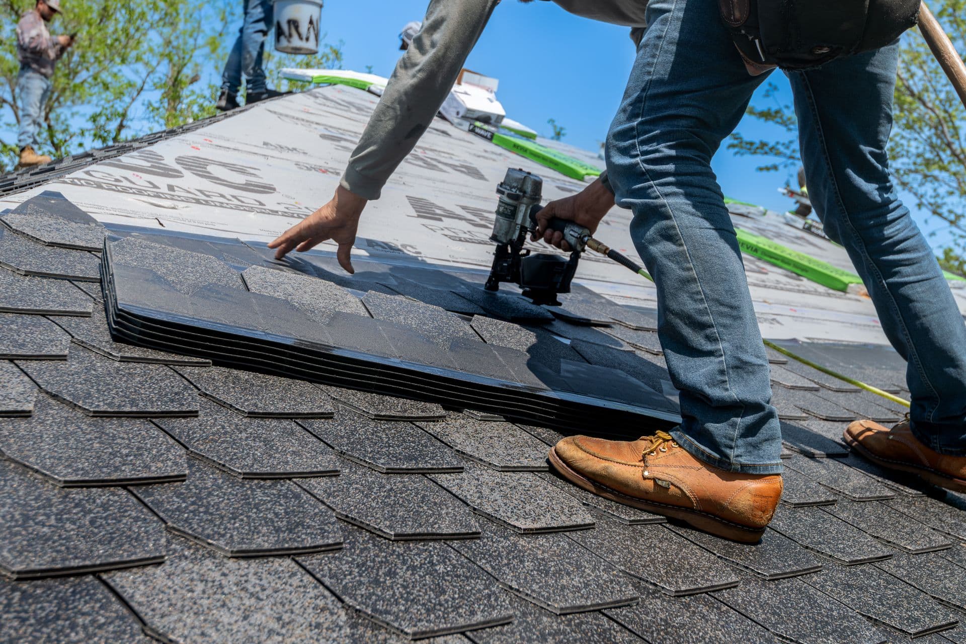 Apex Dakwerken — Roofer at work